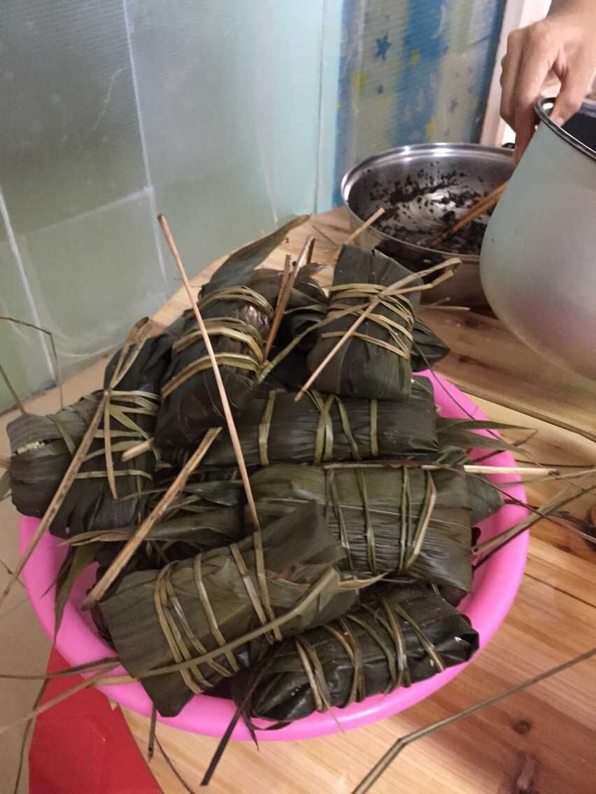 端午节员工包粽子成果,一大堆砖头粽子