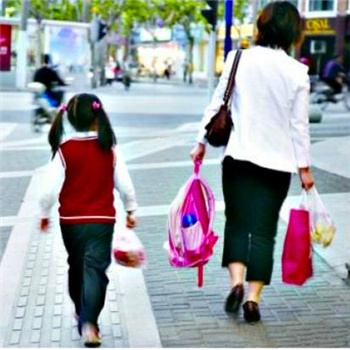 幼儿园开学接送