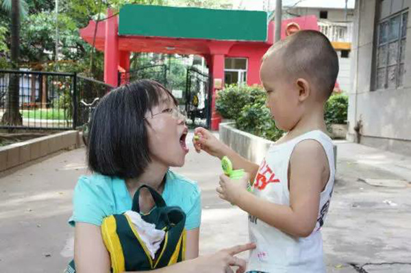 幼儿园放学接送等待