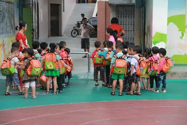 幼儿园放学接送排队