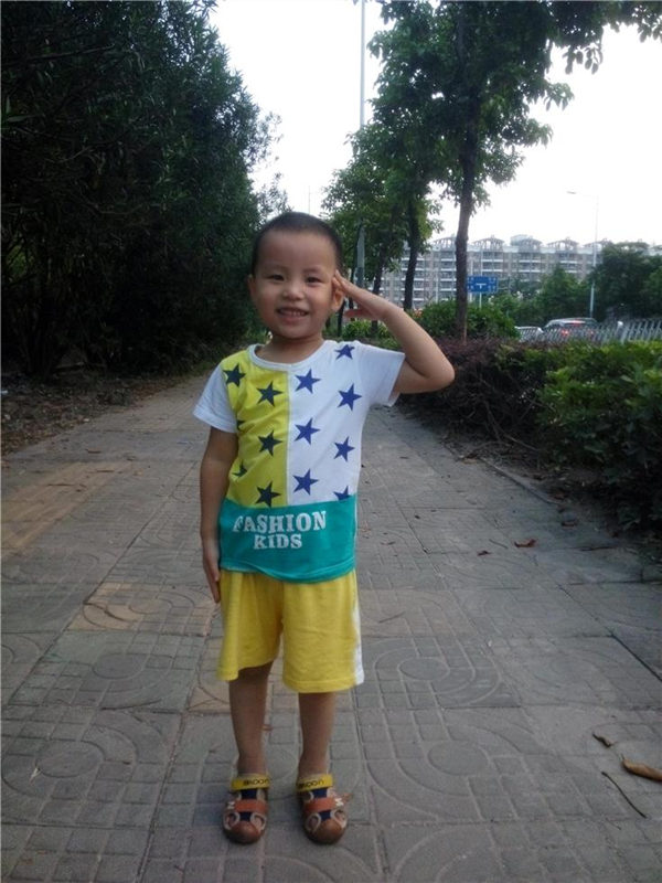 小朋友致敬幼儿园老师