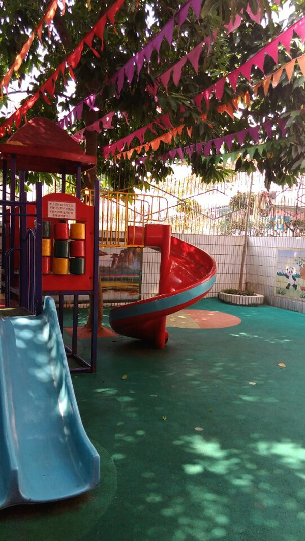 叶屋村幼儿园滑滑梯