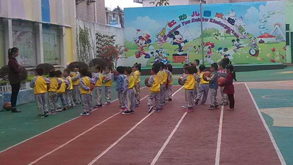 彩虹幼儿园操场活动