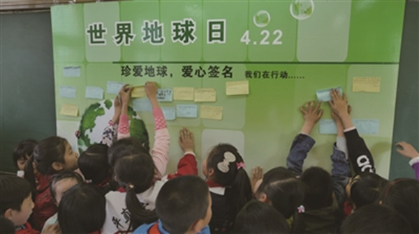 幼儿园宝宝作品：小手绘地球